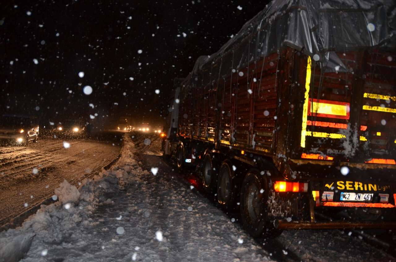 Konya yolunda kar kalınlığı 30 santime çıktı 9